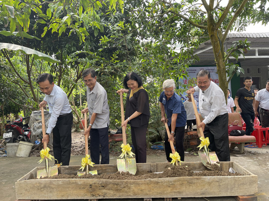 Một người nhắm mắt giúp nhiều người sáng mắt - Ảnh 1.